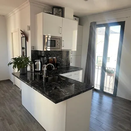 Old Town Penthouse Studio, 2 Min To